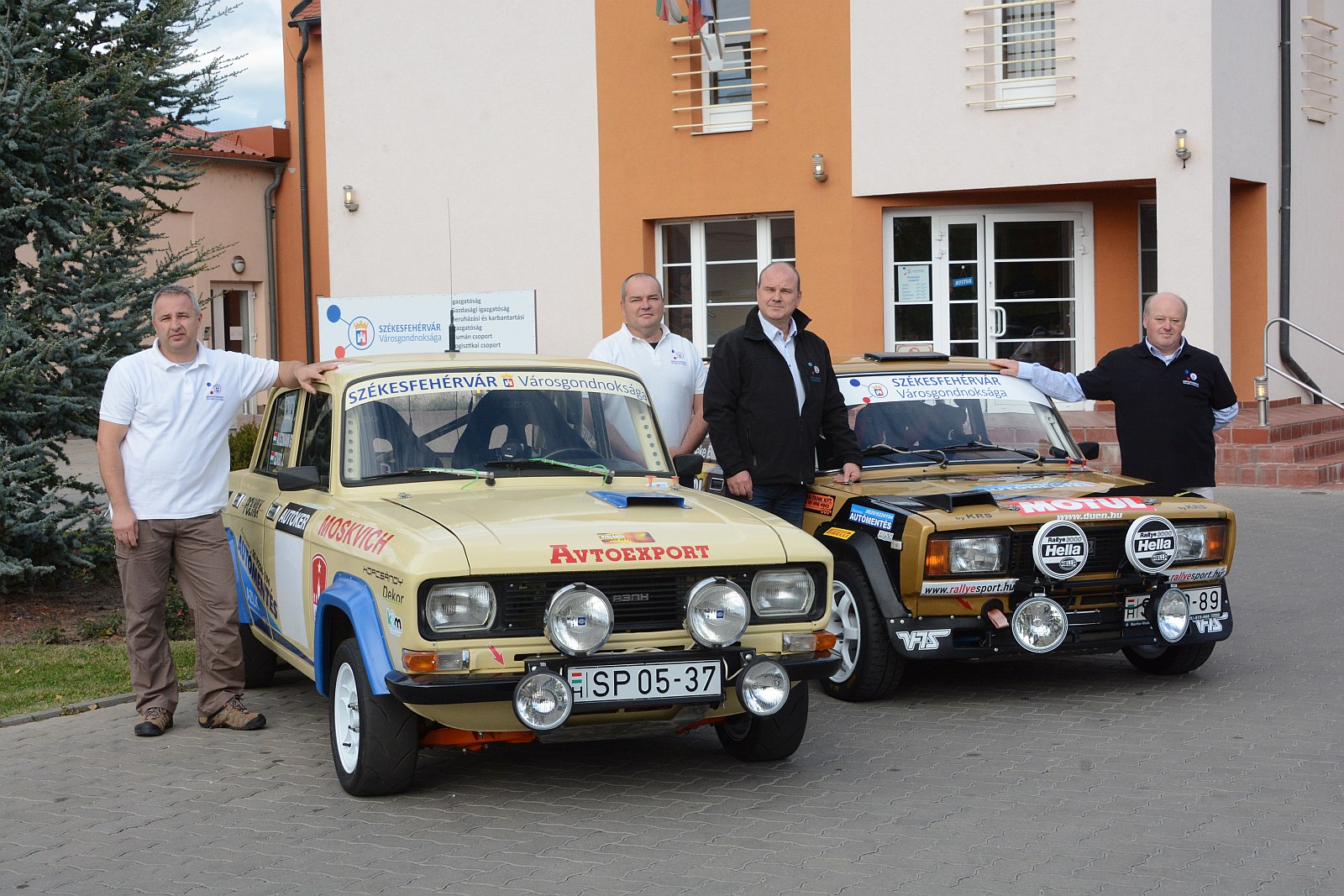 Városgondnokságos matricák fehérvári raliautókon